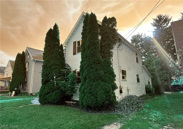 Photo 3 of Single family home for sale at 881 Harbor St, Conneaut, OH 44030 | MLS# 5238301 | Listing updated on 2026-09-26