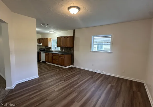 Photo 4 of Single family home for sale at 881 Harbor St, Conneaut, OH 44030 | MLS# 5238301 | Listing updated on 2026-09-26