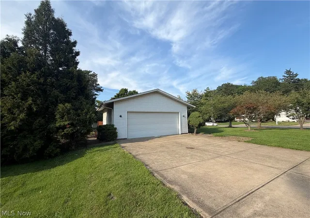 Photo 3 of Single family home for sale at 1088 Lander Rd, Highland Heights, OH 44143 | MLS# 5238416 | Listing updated on 2026-08-28