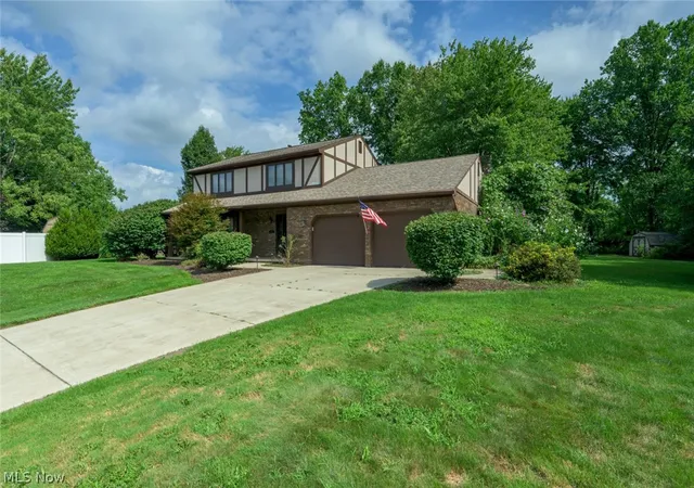 Photo 4 of Sale Pending at 124 Saddle Ridge Cir Se, Warren, OH 44484 | MLS# 5238163 | Listing updated on 2026-10-06