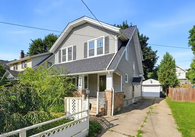 Photo 2 of Single family home for sale at 1078 Oakland Ave, Akron, OH 44310 | MLS# 5237622 | Listing updated on 2026-09-01