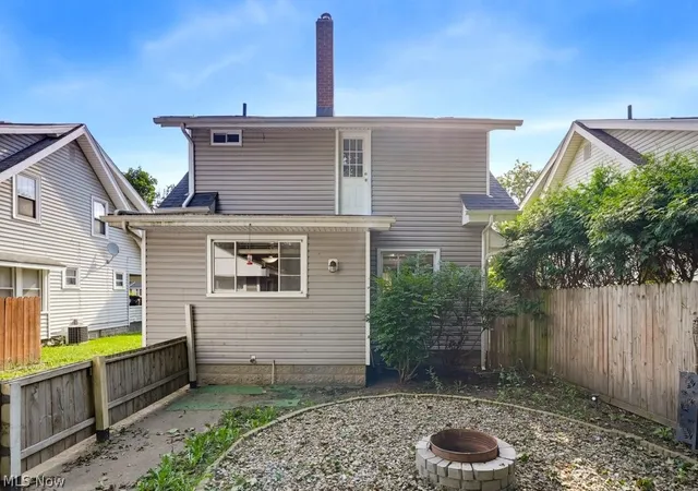 Photo 3 of Single family home for sale at 1078 Oakland Ave, Akron, OH 44310 | MLS# 5237622 | Listing updated on 2026-09-01