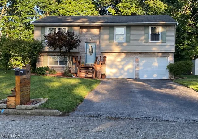 Photo 1 of Sale Pending at 91 Hillview Dr, Hubbard, OH 44425 | MLS# 5238660 | Listing updated on 2026-09-21
