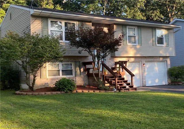 Photo 2 of Sale Pending at 91 Hillview Dr, Hubbard, OH 44425 | MLS# 5238660 | Listing updated on 2026-09-21