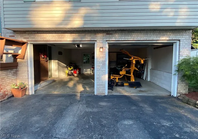 Photo 3 of Sale Pending at 91 Hillview Dr, Hubbard, OH 44425 | MLS# 5238660 | Listing updated on 2026-09-21