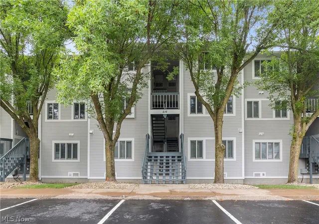 Listing Photo 2 - Condo for sale in building located at 216 W Lakeshore Dr, Port Clinton, OH 43452 - Unit #E