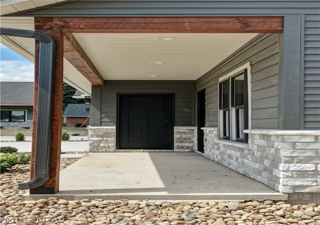 Photo 3 of Sale Pending at 816 Third St Sw, New Philadelphia, OH 44663 | MLS# 5238424 | Listing updated on 2026-09-18