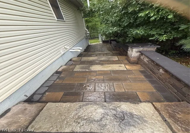 Photo 3 of Single family home for sale at 8 Apache Trl, Malvern, OH 44644 | MLS# 5238524 | Listing updated on 2026-08-22