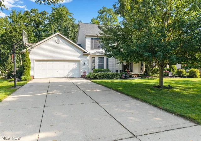 Photo 3 of Sale Pending at 621 Continental Dr, Medina, OH 44256 | MLS# 5237010 | Listing updated on 2026-08-27