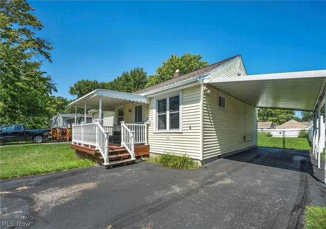 Photo 2 of Sale Pending at 941 Woodstock Rd, Eastlake, OH 44095 | MLS# 5238373 | Listing updated on 2026-08-26