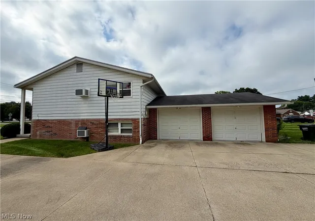 Photo 3 of Multi family home for sale at 813 S Nickelplate St, Louisville, OH 44641 | MLS# 5237946 | Listing updated on 2026-09-23