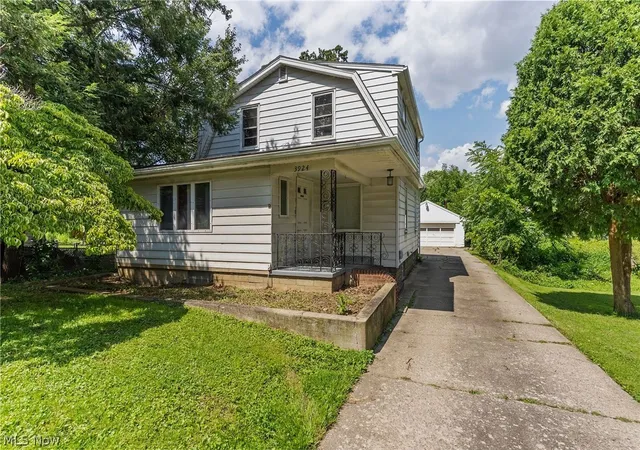 Photo 1 of Single family home for sale at 3924 Elmwood Ave, Youngstown, OH 44515 | MLS# 5239149 | Listing updated on 2026-08-27