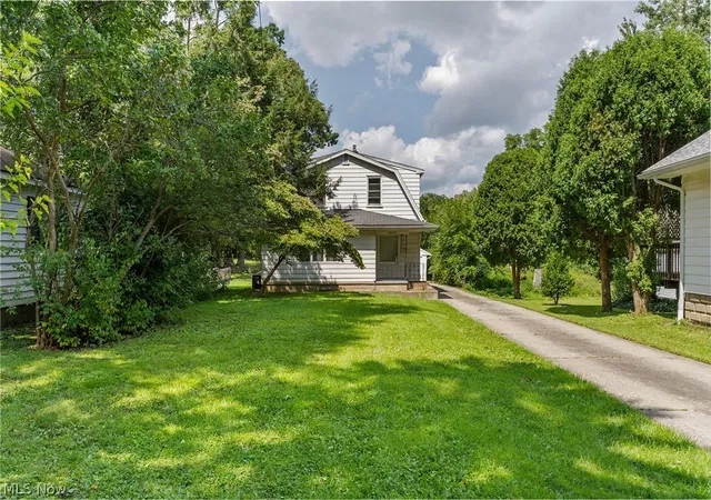 Photo 2 of Single family home for sale at 3924 Elmwood Ave, Youngstown, OH 44515 | MLS# 5239149 | Listing updated on 2026-08-27