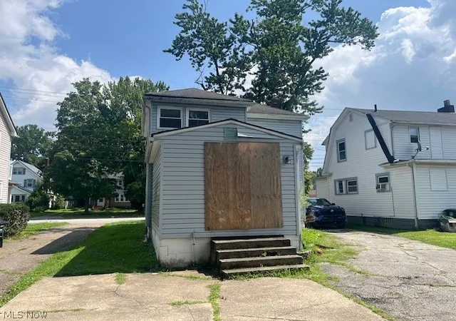 Photo 3 of Single family home for sale at 912 S Hawkins Ave, Akron, OH 44320 | MLS# 5239321 | Listing updated on 2026-08-25