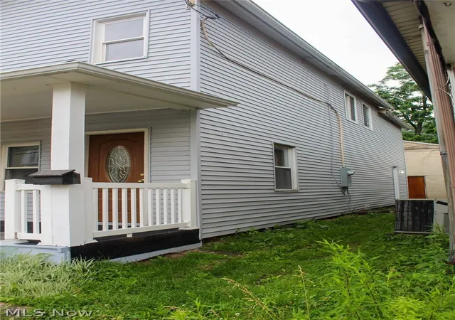 Photo 3 of Single family home for sale at 1019 Commerce St, Wellsville, OH 43968 | MLS# 5239309 | Listing updated on 2026-08-25