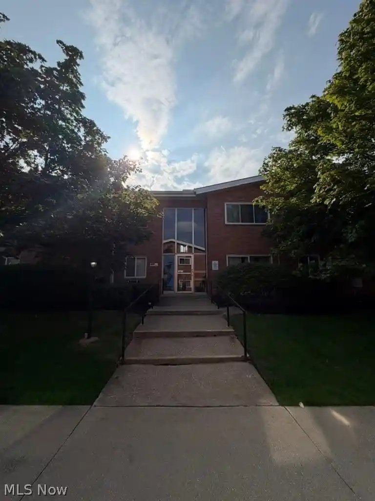Listing Photo 2 - Condo for sale in 441 Tollis Pkwy located at 441 Tollis Pkwy, Broadview Heights, OH 44147 - Unit #255C