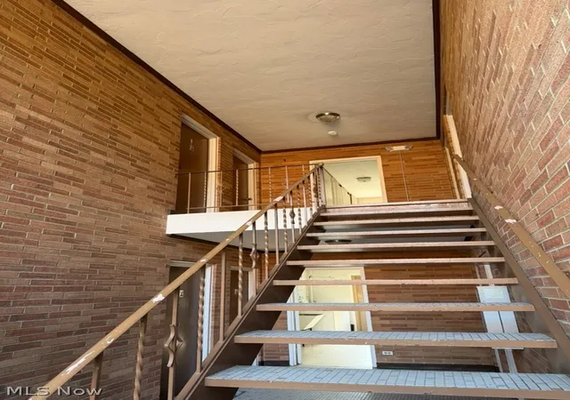 Listing Photo 3 - Condo for sale in building located at 441 Tollis Pkwy, Broadview Heights, OH 44147 - Unit #255C