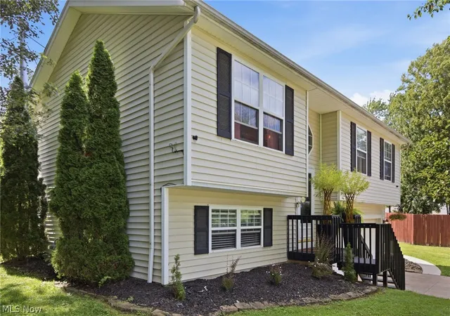 Photo 3 of Sale Pending at 1065 Wadsworth Rd, Medina, OH 44256 | MLS# 5238517 | Listing updated on 2026-09-01