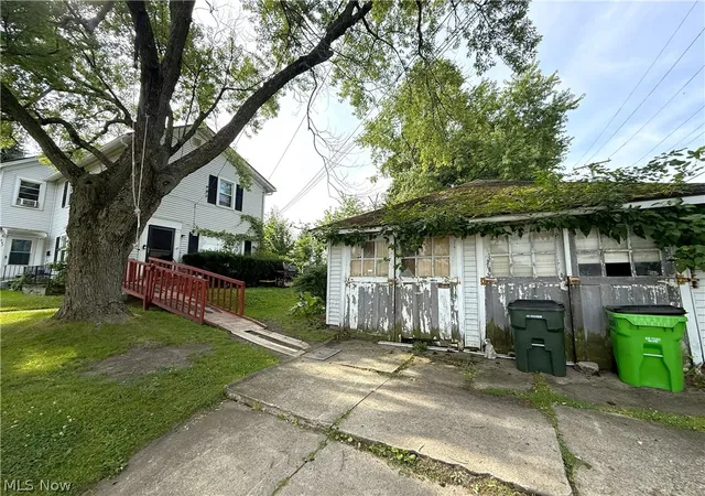 Photo 3 of Sale Pending at 805 S Linden Ave, Alliance, OH 44601 | MLS# 5239385 | Listing updated on 2026-08-31
