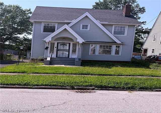Photo 3 of Single family home for sale at 932 Vineshire Rd, Cleveland Heights, OH 44121 | MLS# 5239634 | Listing updated on 2026-08-26