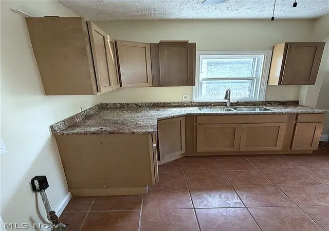 Photo 4 of Single family home for sale at 932 Vineshire Rd, Cleveland Heights, OH 44121 | MLS# 5239634 | Listing updated on 2026-08-26