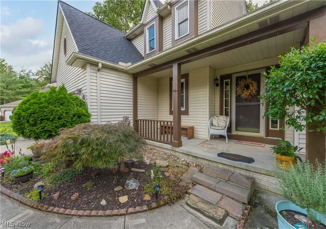 Photo 3 of Sale Pending at 817 Quail Hollow Cir, Avon Lake, OH 44012 | MLS# 5239708 | Listing updated on 2026-08-29
