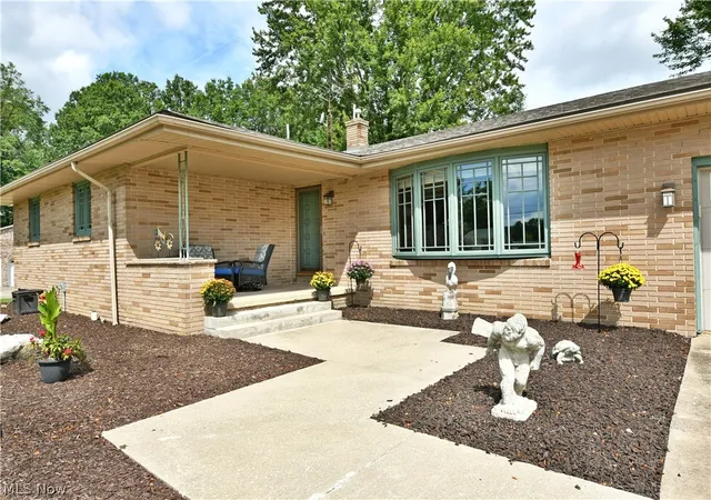 Photo 3 of Single family home for sale at 907 Center St E, Warren, OH 44481 | MLS# 5239701 | Listing updated on 2026-08-28