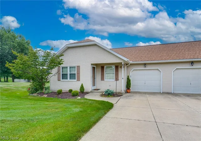 Photo 1 of Condo for sale at 332 W Heatherwood Dr, Barberton, OH 44203 | MLS# 5239814 | Listing updated on 2026-08-26