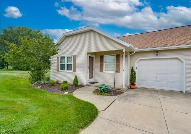 Photo 2 of Condo for sale at 332 W Heatherwood Dr, Barberton, OH 44203 | MLS# 5239814 | Listing updated on 2026-08-26