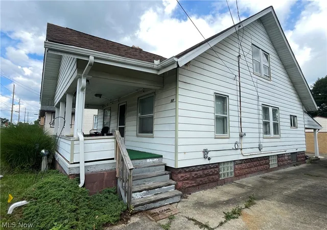 Photo 3 of Single family home for sale at 97 Creed St, Struthers, OH 44471 | MLS# 5239836 | Listing updated on 2026-09-24