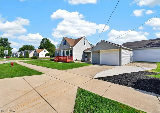 Photo 3 of Single family home for sale at 401 E 288th St, Willowick, OH 44095 | MLS# 5239165 | Listing updated on 2026-08-31
