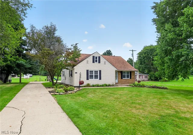 Photo 2 of Single family home for sale at 1100 Fairfield School Rd, Columbiana, OH 44408 | MLS# 5239223 | Listing updated on 2026-08-27