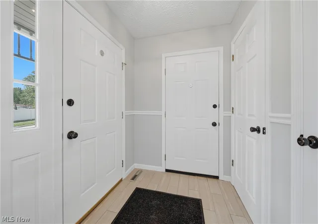 Photo 3 of Sale Pending at 984 Elizabeth Ct, Cuyahoga Falls, OH 44221 | MLS# 5237393 | Listing updated on 2026-08-31