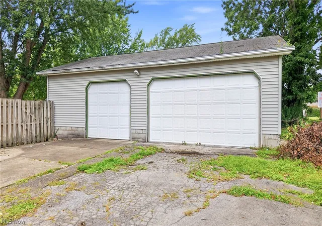 Photo 3 of Single family home for sale at 301 Porter Ave, Campbell, OH 44405 | MLS# 5240109 | Listing updated on 2026-09-30
