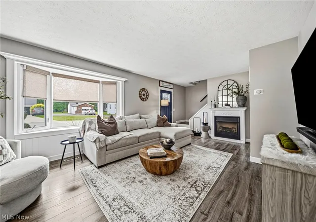 Photo 3 of Sale Pending at 209 Shelton Blvd, Eastlake, OH 44095 | MLS# 5240126 | Listing updated on 2026-09-01