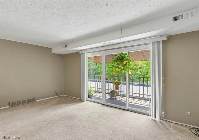 Listing Photo 5 - Condo for sale in building located at 16465 Heather Ln, Middleburg Heights, OH 44130 - Unit #304