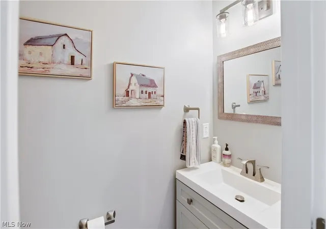 Photo 3 of Sale Pending at 1506 Wellingshire Cir, Cuyahoga Falls, OH 44221 | MLS# 5239419 | Listing updated on 2026-08-28