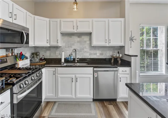 Photo 4 of Sale Pending at 1506 Wellingshire Cir, Cuyahoga Falls, OH 44221 | MLS# 5239419 | Listing updated on 2026-08-28