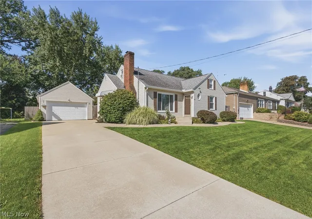 Photo 3 of Sale Pending at 1743 Jefferson Rd Ne, Massillon, OH 44646 | MLS# 5239726 | Listing updated on 2026-08-29
