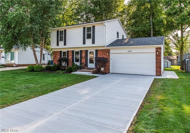 Photo 2 of Single family home for sale at 419 Ridgewood Dr, Eastlake, OH 44095 | MLS# 5239817 | Listing updated on 2026-08-27