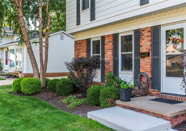 Photo 3 of Single family home for sale at 419 Ridgewood Dr, Eastlake, OH 44095 | MLS# 5239817 | Listing updated on 2026-08-27