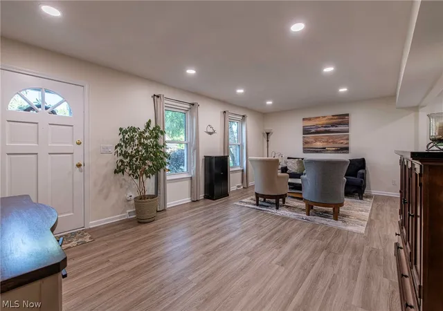 Photo 4 of Single family home for sale at 419 Ridgewood Dr, Eastlake, OH 44095 | MLS# 5239817 | Listing updated on 2026-08-27