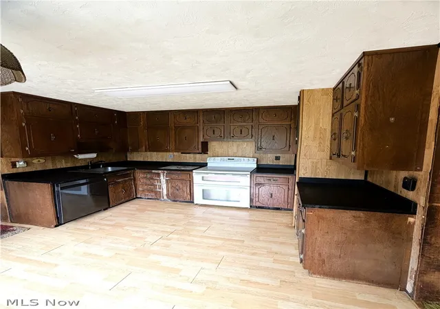 Photo 3 of Sale Pending at 23661 Royalton Rd, Columbia Station, OH 44028 | MLS# 5239845 | Listing updated on 2026-09-17
