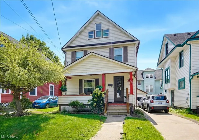 Photo 2 of Single family home for sale at 982 W Hopocan Ave, Barberton, OH 44203 | MLS# 5239985 | Listing updated on 2026-08-28