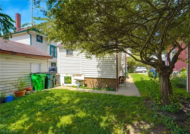 Photo 2 of Single family home for sale at 982 W Hopocan Ave, Barberton, OH 44203 | MLS# 5239985 | Listing updated on 2026-08-28