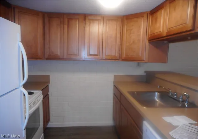 Listing Photo 4 - Condo for sale in building located at 38430 N Ln, Willoughby, OH 44094 - Unit #B 209