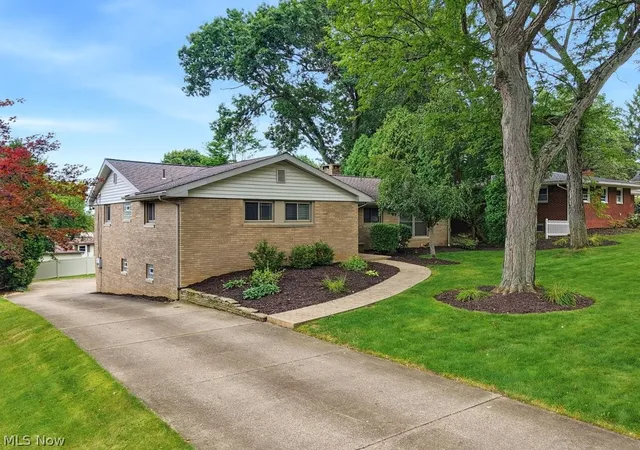 Photo 2 of Sale Pending at 729 Crestwood Ave, Wadsworth, OH 44281 | MLS# 5240425 | Listing updated on 2026-08-31