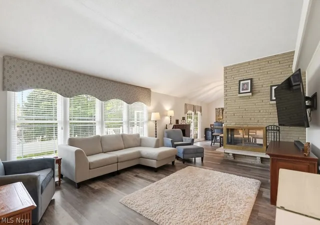 Photo 3 of Sale Pending at 729 Crestwood Ave, Wadsworth, OH 44281 | MLS# 5240425 | Listing updated on 2026-08-31