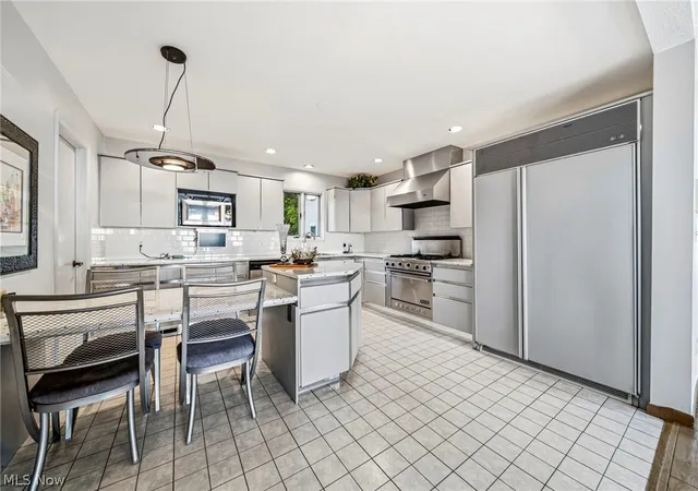 Photo 3 of Single family home for sale at 37725 Lake Shore Blvd, Eastlake, OH 44095 | MLS# 5240348 | Listing updated on 2026-08-28