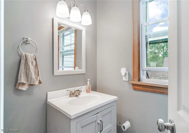 Photo 3 of Single family home for sale at 422 Reed Ave, Akron, OH 44301 | MLS# 5240677 | Listing updated on 2026-08-28